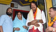 निर्वाचित भएपछि मतदाताका निवासमा पुगेका राउत