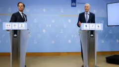 Başbakan Mark Rutte ve Sağlık Bakanı Ernst Kuipers kararı bir basın toplantısıyla duyurdu