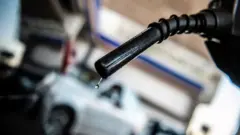 Bico de abastecimento de combustível vertendo uma gota