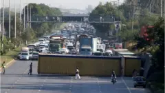 راولپنڈی اسلام آباد میں ایک سڑک کا منظر
