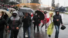 پلیس با خودروی آب پاش تظاهرکنندگان را به رنگ نارنجی آغشته کرد