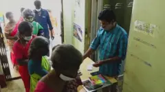 ஒரு ரூபாய்க்கு ஒரு சாப்பாடு; தினமும் ஏழைகளுக்கு சோறு போடும் மனிதர்
