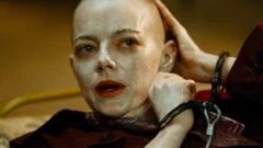 Emma Stone caracterizada como Michelle Muller en Bugonia.