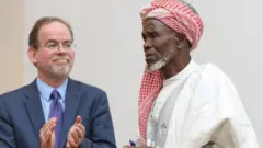 L'imam Abdullahi Abubakar et le chargé d'affaires de l'ambassade des Etats-Unis au Nigeria.