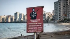 Kuzey Kıbrıs'ta askeri uyarı levhası.