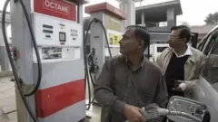 তেলের মূল্য বৃদ্ধির খবরে অনেক পাম্প আগে আগে বন্ধ হয়ে যায় শুক্রবার।