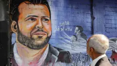 صورة علاء أبو فخر مرسومة على أحد الجدران