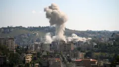 يتصاعد الدخان من جنوب لبنان، عقب ضربات إسرائيلية، كما شوهد من مدينة النبطية في لبنان، 31 مايو/أيار 2026.