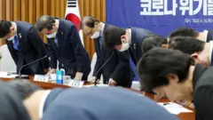 이해찬 더불어민주당 대표, 이낙연 공동상임선대위원장, 이인영 원내대표 등이 16일 오전 서울 여의도 국회에서 열린 '더불어민주당 대한민국미래준비선거대책위원회의' 시작에 앞서 총선 승리 결과에 대해 국민 앞에 감사 인사를 하고 있다