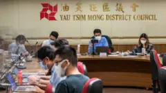 香港民主派區議員稱拒絶「效忠政權」缺席宣誓後喪失議席