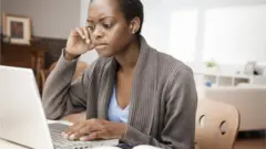 Une femme devant son ordinateur