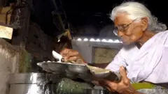 تخطت الثمانين وتطهو للناس مقابل مبلغ زهيد