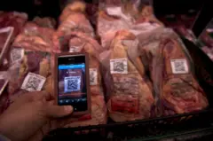 Bandejas de carne com QR Code no mercado.