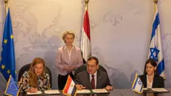 طارق الملا، وزير البترول المصري، وكاترين الحرار، وزيرة الطاقة الإسرائيلية، وكادرى سيمسون مفوضة الطاقة والمناخ بالاتحاد الأوروبي