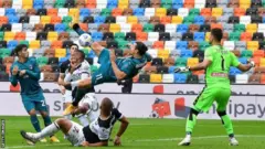 Ibrahimovic ghi bàn thứ bảy chỉ sau bốn lần ra sân ở giải đấu mùa này.