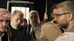 مشهد من فيلم اشتباك داخل عربة الترحيلات