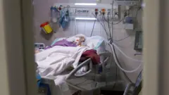 بیمار مبتلا به کرونا در بیمارستانی در تهران