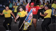 Raquel dançando ao lado de mulheres que trabalham para candidato bolsonarista na Bahia