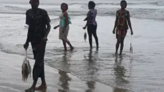 people dey pack dead fish