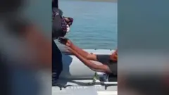 மலையும் கடலும் இணையும் பகுதியில், கடும் வெயிலில் குழந்தையை ஈன்றிருக்கிறார் இந்தப் பெண்மணி.