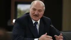 الکساندر لوکاشنکو، رییس جمهور بلاروس می‌گوید کشورش نباید از ویروس کرونا بترسد