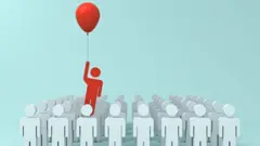 Un homme flottant avec un ballon rouge