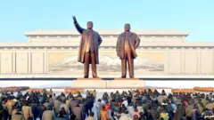김일성·김정일 동상을 찾은 북한 주민들의 모습