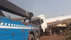 Awọn osisẹ pajawiri wa pẹlu ọkọ epo to n da epo silẹ