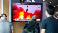 북한은 이날 오전 6시40분쯤 북한 자강로 무평리 일대에서 '단거리 미사일'로 추정되는 발사체 1발을 동해상을 향해 쐈다.