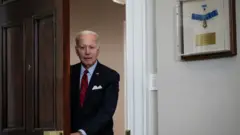 الرئيس الأمريكي جو بايدن يصل لإلقاء ملاحظات حول سياسات أمن الحدود في غرفة روزفلت بالبيت الأبيض في 5 يناير/ كانون الثاني 2023 في واشنطن العاصمة.