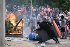 حاول المحتجون المناهضون للهجرة دخول فندق هوليداي إن إكسبريس الذي يؤوي طالبي اللجوء في 4 أغسطس/آب 2024 في روثرهام، المملكة المتحدة.