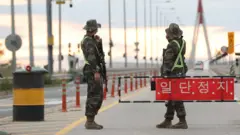 인천 강화군 북한 접경지 교동도로 진입하는 교동대교에서 군 병력들이 검문을 하고 있다