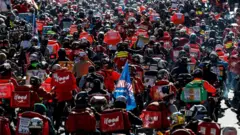 Centenas de entregadores em marcha por São Paulo durante paralisação