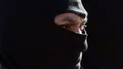 чоловік у балаклаві