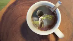 በእርሻ ውስጥ የምትሰራ ሴት ምስል በሻይ ሲኒ ውስጥ