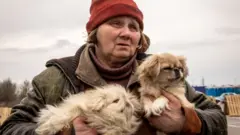 মারিউপোলের কাছাকাছি রুশ নিয়ন্ত্রিত মাইরিন শহরের এই বাসিন্দা যাপোরোৎযিয়া শহরে আশ্রয়ের জন্য এসেছেন
