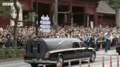 Chào từ biệt cựu Thủ tướng Shinzo Abe