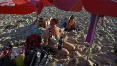 Amigas argentinas curtem praia no Rio
