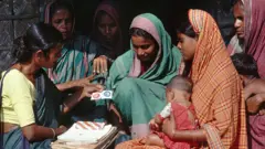 চাঁদপুরের মতবলে নারীদের কনডম সম্পর্কে ধারণা দিচ্ছেন একজন স্বাস্থ্যকর্মী