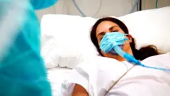 Une femme sur un lit d'hôpital