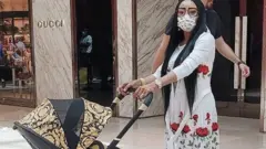 Lizzy Anjorin n ti ọmọ rẹ ninu kẹkẹ ọmọde