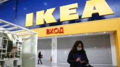 Покупатели у магазина "ИКЕА" в ТЦ "Мега"