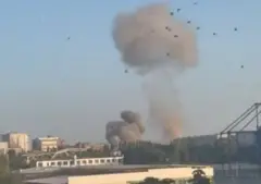 Речник командування Сухопутних військ ЗСУ Віталій Саранцев раніше заявив журналістам, що російські військові цілеспрямовано атакують ТЦК та СП, щоб зірвати мобілізацію.