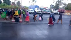Guverineri Gatabazi avuga ko aba baturage bagejejwe ku mupaka wa Cyanika