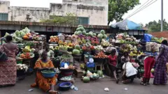 Une vue partielle du marché des fruits et légumes à Ouagadougou