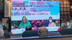সংবাদ সম্মেলনে বাংলাদেশের প্রধানমন্ত্রী শেখ হাসিনা