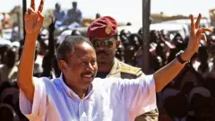 ቀዳማይ ሚኒስትር ሃምዶክ ናይ ዓወት ምልክት ንእኩብ ህዝቢ እናርኣየ