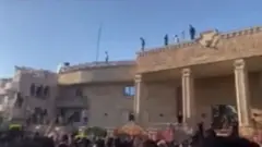 متظاهرون على سطح السفارة