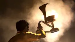 பூஜை செய்யும் பூசாரி