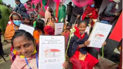 ঘরের কাগজপত্র হাতে পেয়েছেন তারা